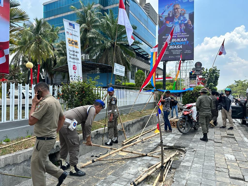 Lagi, Satpol PP Pekanbaru Bongkar Lapak Pedagang Bendera di Jalan Sudirman