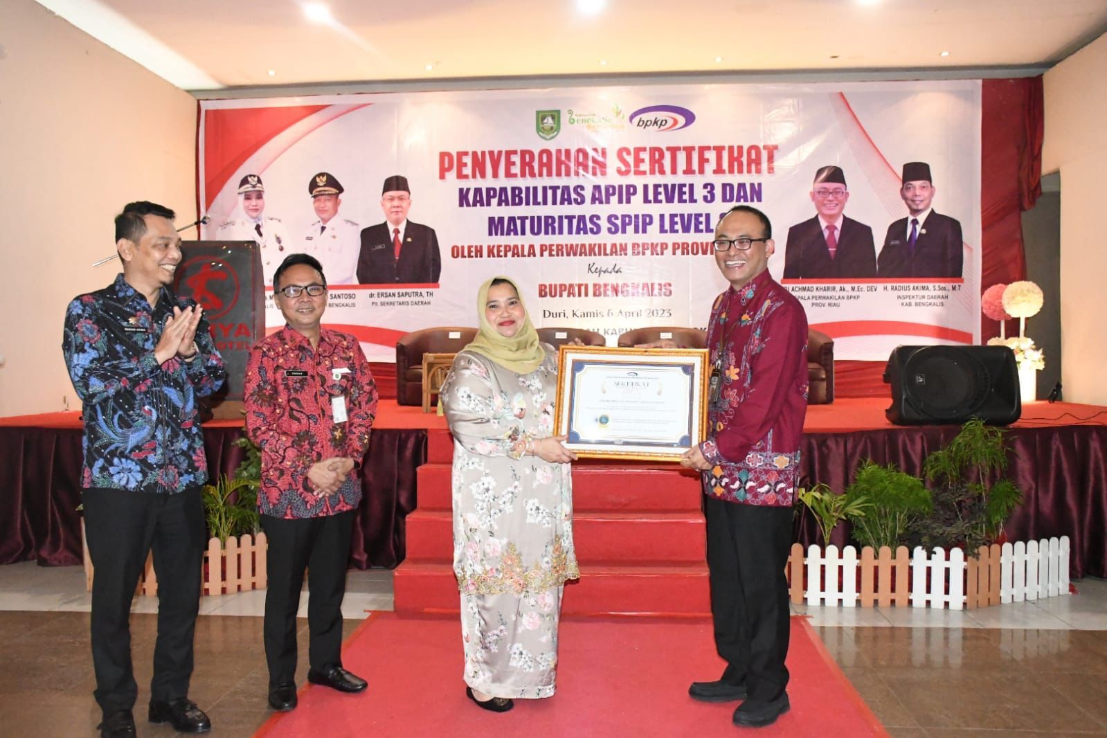 Kasmarni Terima Tiga Sertifikat Dari Perwakilan BPKP Riau