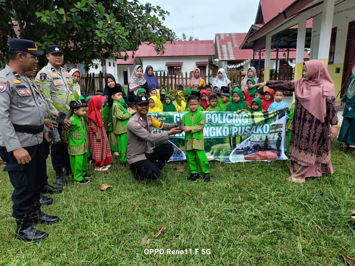 Polsek Bangko Pusako Sosialisasikan Program Kapolda Riau ‘Green Policing’ dan Tanam Pohon di TK Negeri 1