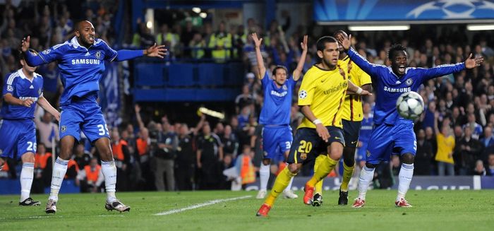 Ruang Ganti Chelsea Usai Disingkirkan Barca: Botol Melayang, Meja Remuk