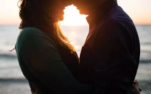 Jatuh Cinta dengan Suami Orang, Haruskah Jadi Pelakor?