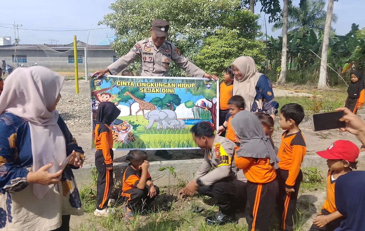 Kapolsek Rimba Melintang Sosialisasikan Green Policing di PAUD dan Tanam 10 Bibit