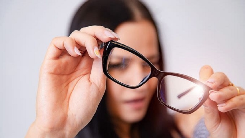Apa Benar Mata Minus Makin Parah karena Sering Lepas Kacamata?