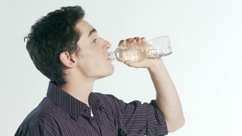 Awas! Rutin Minum Air dari Botol Kemasan Turunkan Kesuburan Pria