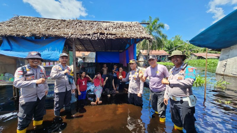 Kapolres Rokan Hilir Bersama TNI Cek Debit Air dan Lakukan Penanganan Banjir di Kubu