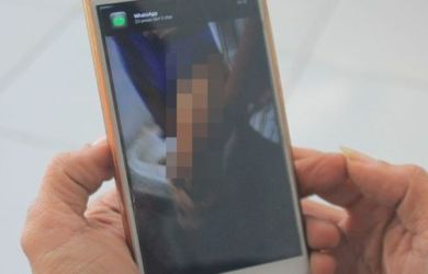 Dapat Video Call, Ibu Muda Kaget Langsung Dilihatin “Burung”
