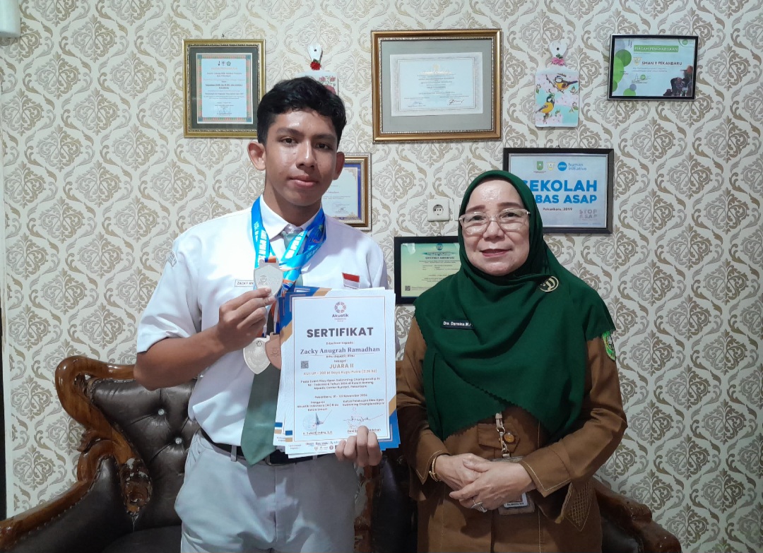 Membanggakan! Zaky Anugerah, Siswa SMAN 9 Pekanbaru, Raih Medali Cabor Renang