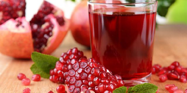 Pria wajib minum jus delima untuk dapatkan manfaat ini