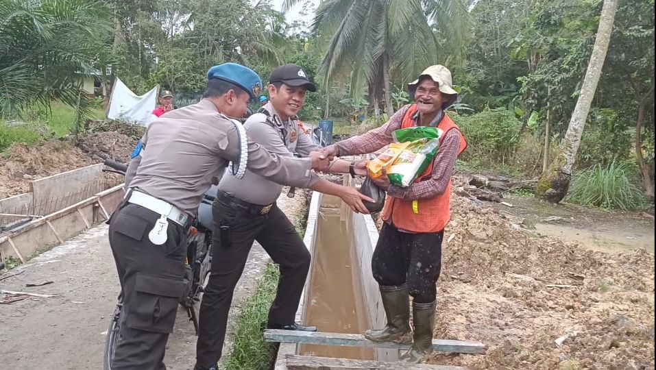 Jumat Berkah, Polsek Rupat Bagikan Sembako Kepada Warga Terkul