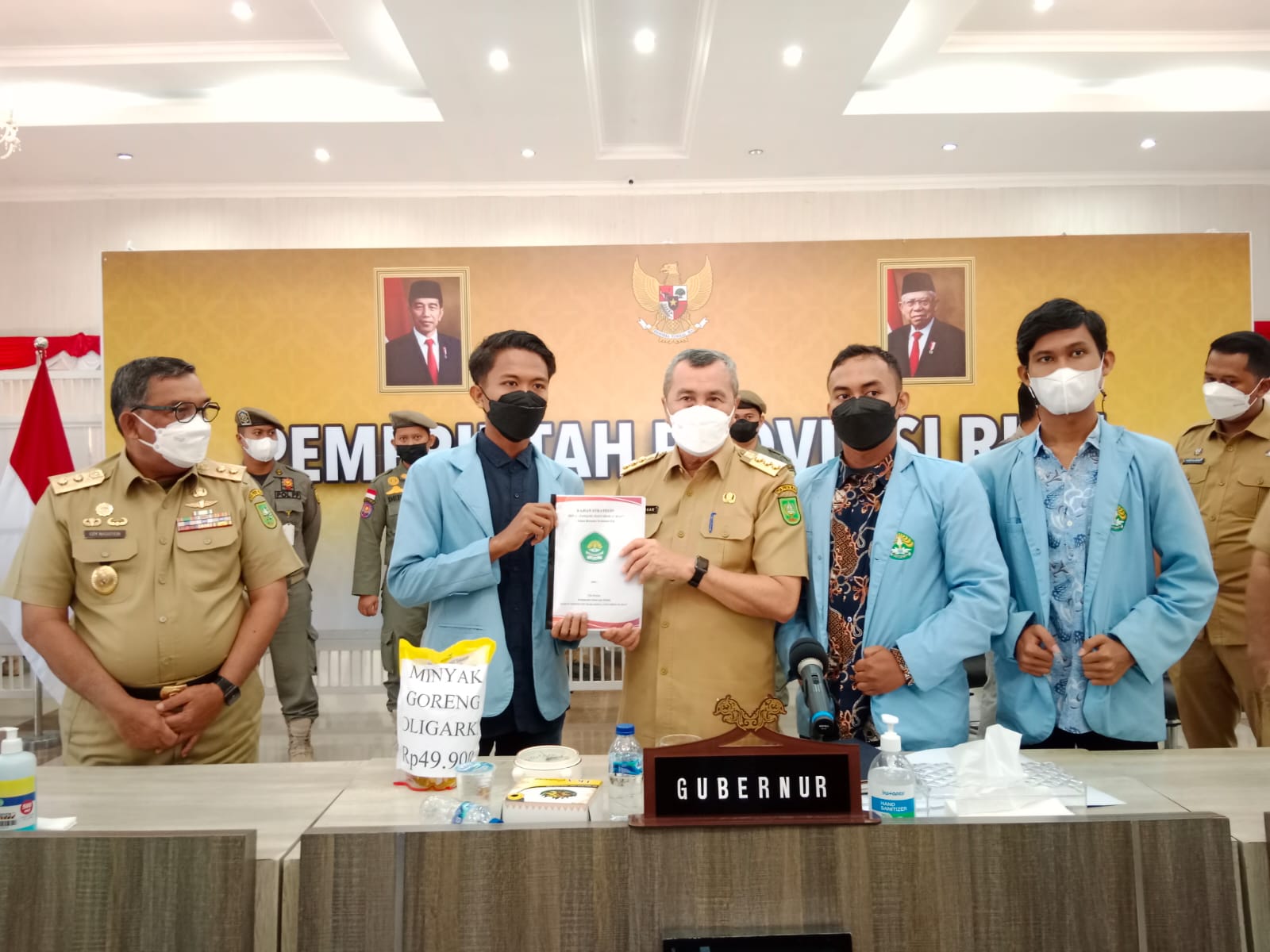 Audiensi Dengan Mahasiswa, Gubri Diberi Kado Ini..