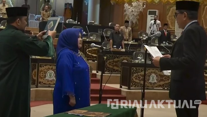 Gantikan Kelmi Amri, Magdalisni Resmi Dilantik Jadi PAW Anggota DPRD Riau