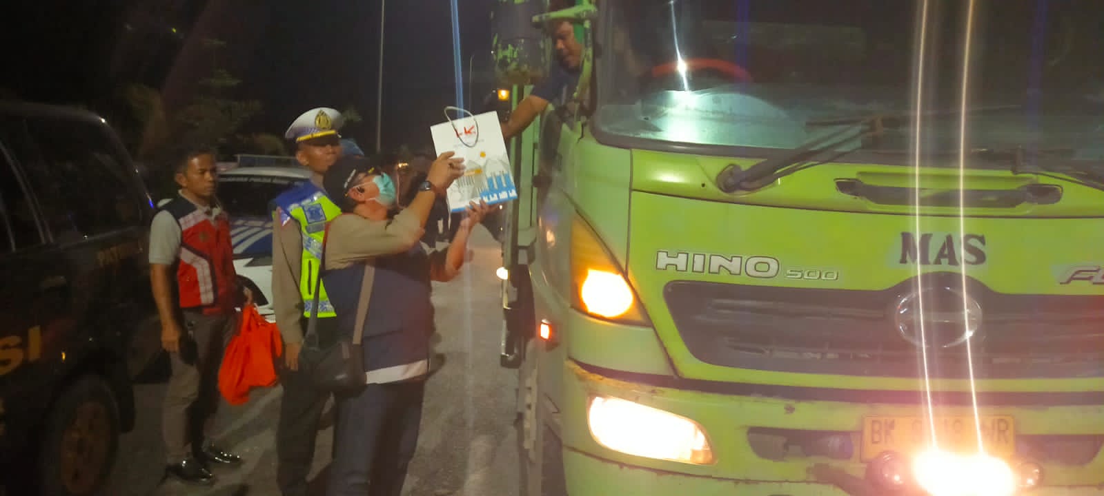 PJR Ditlantas Polda Riau Berikan 200 Bingkisan Kepada Pengendara di Jalan Tol Permai