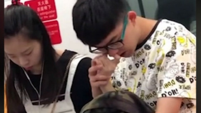 Jorok, Pria Ini Gunakan Tangan Pacarnya untuk Ngupil