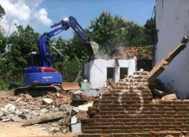 Suami Ketahuan Main Serong, Istri Robohkan Rumah Hasil Banting Tulang di Luar Negeri