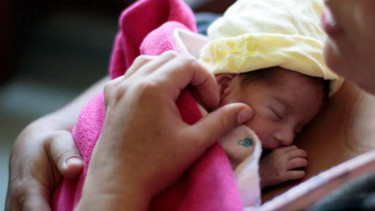 Ngeri Banget, Ini Bahaya Tindik Anting pada Bayi