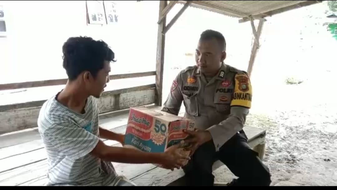Polsek Rupat Berikan Bantuan Sosial Kepada WargabDesa Mesim