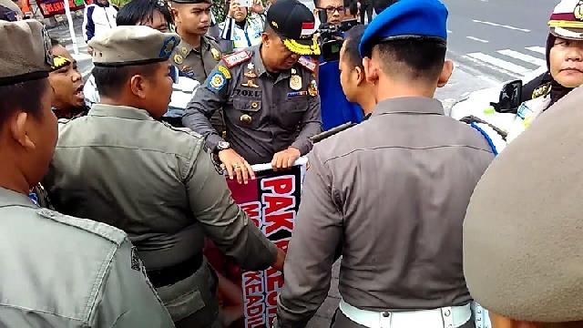 Aksi Sekelompok orang yang Ingin Demo Saat Presiden di Pekanbaru Dibubarkan Satpol PP