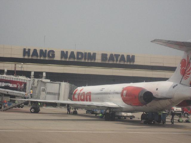 Pertama kali, pesawat carter pembawa turis China mendarat di Batam