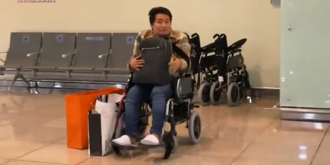 Merry Tidak Bisa Jalan Hingga Harus Pakai Kursi Roda, Sakit Apa?