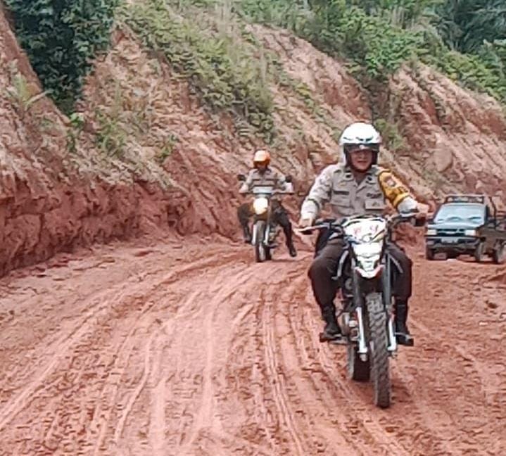 Tempuh Jalan Berlumpur dan Licin, Polsek Kemuning Sosialisasi Pemilu Damai 2024