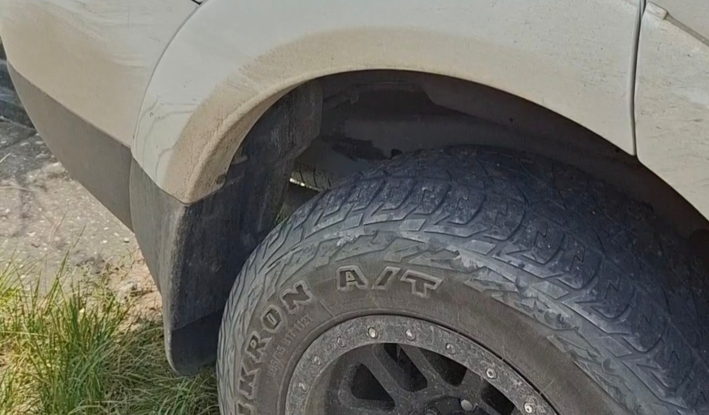 Diduga Hendak Curi Identitas Kendaraan, OTK Gosok Rangka Mobil di Kafe Soebrantas