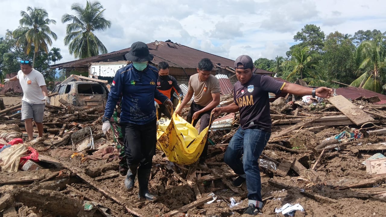 Polda Riau Bersama Tim Gabungan Evakuasi Jenazah Korban Banjir Bandang di Sumbar