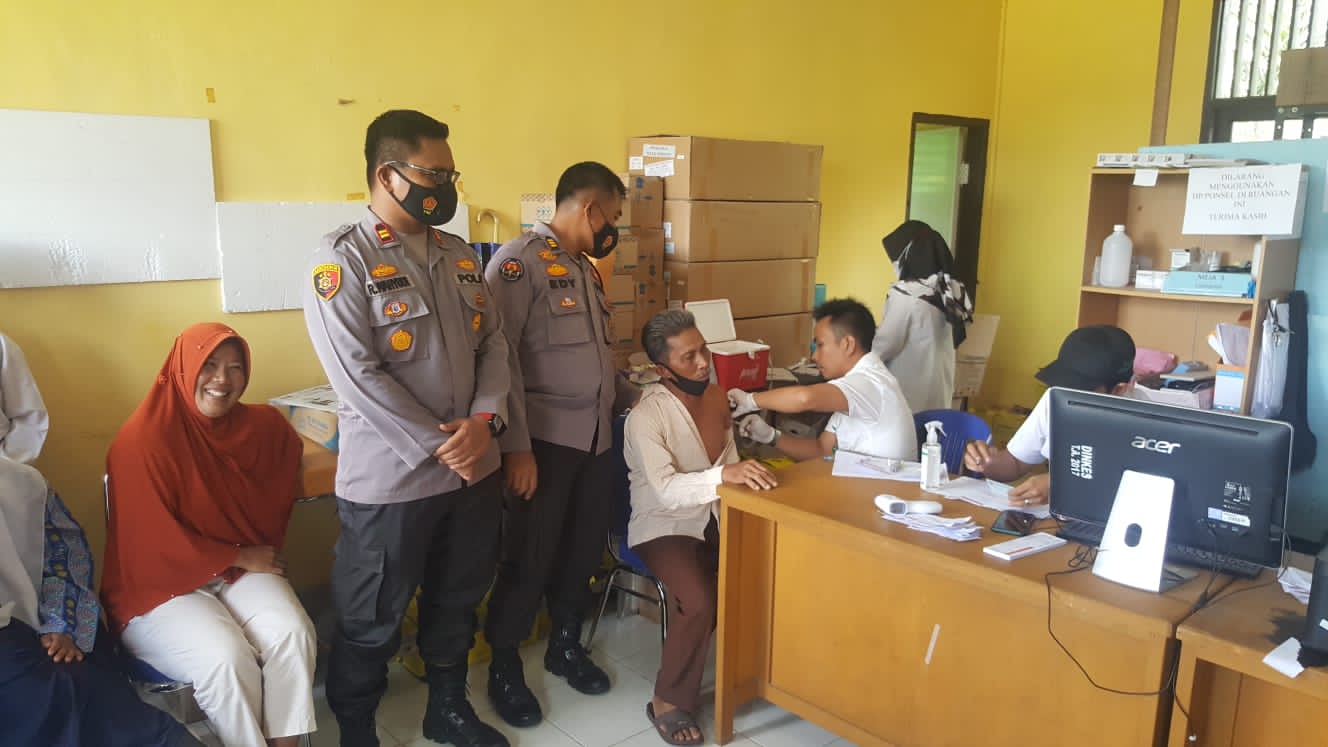 Kapolsek Teluk Meranti dan Pamatwil Polres Pelalawan Monitoring Giat Vaksinasi