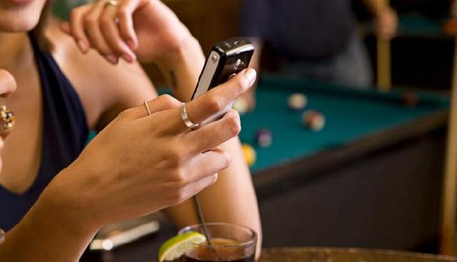 Kenapa Orang Selalu Cek Ponsel?