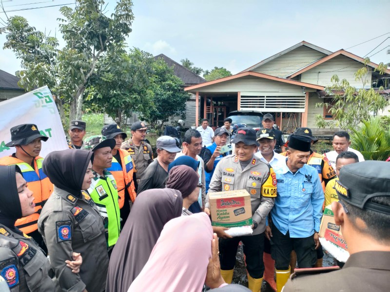 Kapolres Rokan Hilir Salurkan Bantuan kepada Warga Terdampak Banjir di Bagan Timur