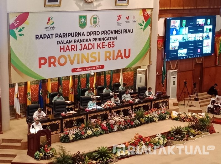 Gubri Paparkan Capaian Riau pada Sidang Paripurna HUT ke-65 Riau