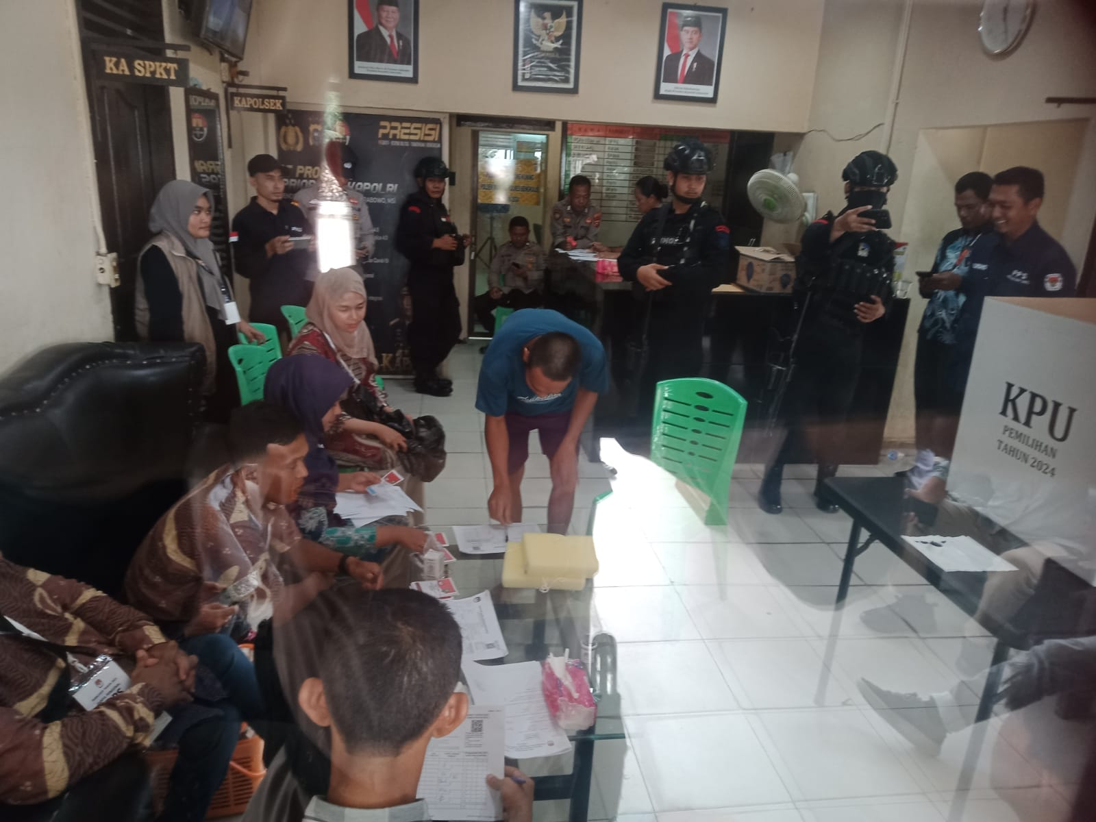 Polsek Mandau Fasilitasi Tahanan Gunakan Hak Pilih di Pilkada 2024