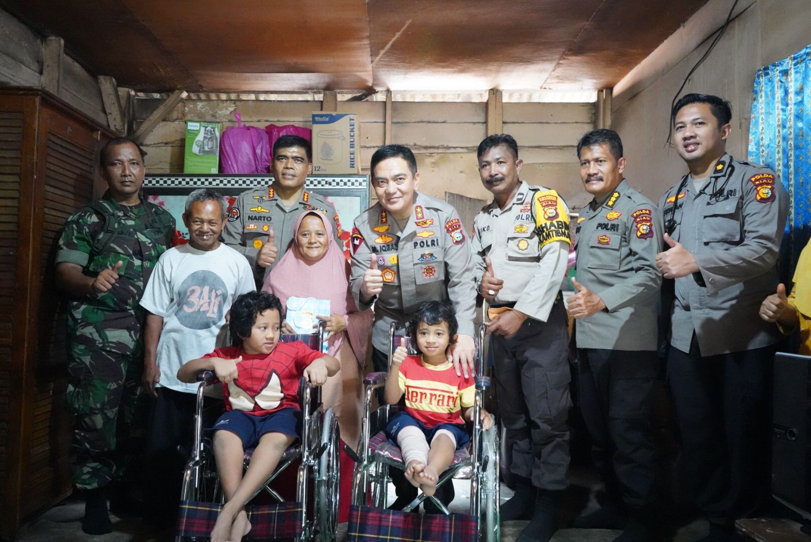 Kapolda Riau Beri Bantuan 2 Kursi Roda ke Kakak Beradik Penderita Rapuh Tulang