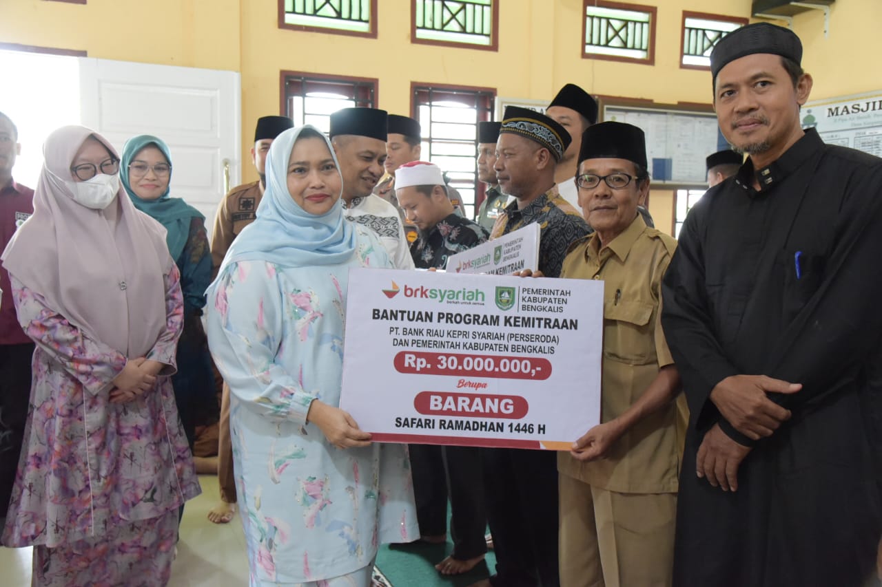 Ramadhan ke-18, Bupati Kasmarni Kunjungi Bathin Solapan dan Salurkan Berbagai Bantuan