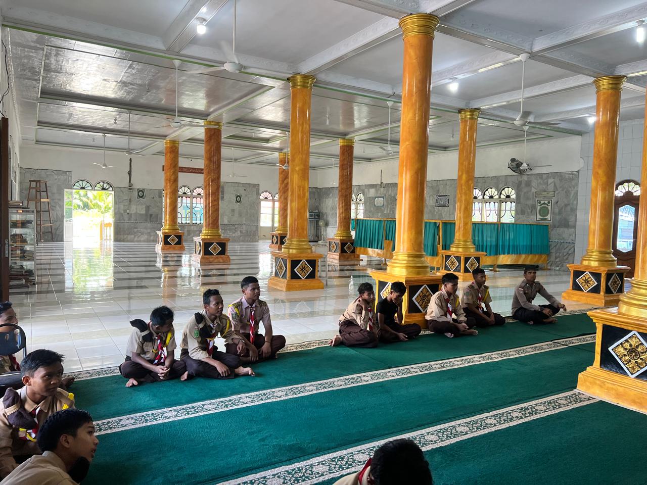 Saka Bhayangkara Polsek Rupat Gelar Cooling System dengan Sholat Berjamaah di Masjid