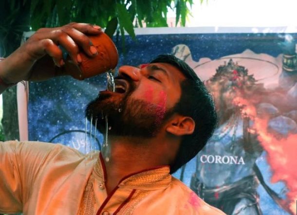 Di India Ratusan Orang Minum Urine Sapi untuk Cegah Virus Corona