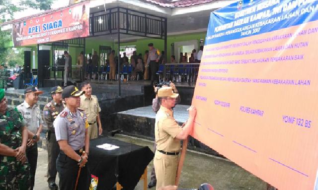Apel Siaga Karlahut, Pj. Bupati, Kapolres dan Forkopimda Kampar Tandatangani Komitmen Bersama