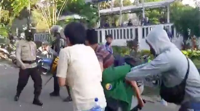 Polisi Bantah Video Polisi Menyamar Jadi Mahasiswa, Brimob Pukul Polisi