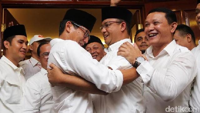 Unggul di Quick Count, Sandiaga Menangis dan Peluk Anies