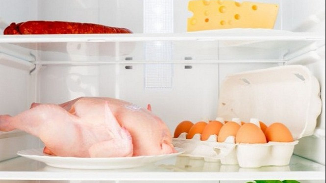 Setop Simpan Daging Ayam di Kulkas Paling Atas, Kenapa?