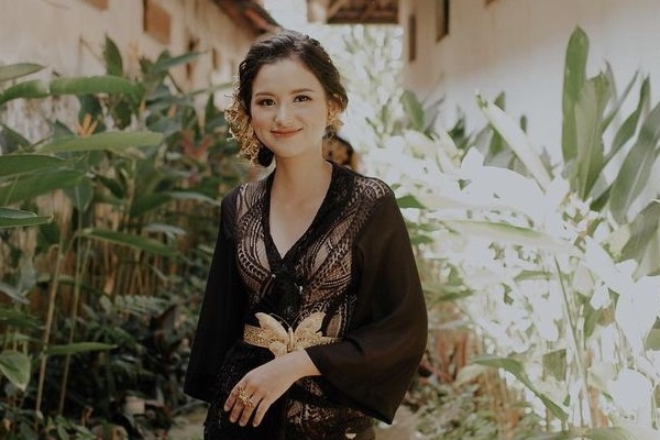 Sarah Menzel, Pacar Azriel Hermansyah dengan Kebaya Hitam