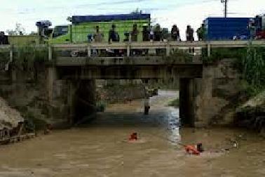 Tim SAR Bantu Pencarian Bocah Terseret Banjir di Jalan Garuda Sakti