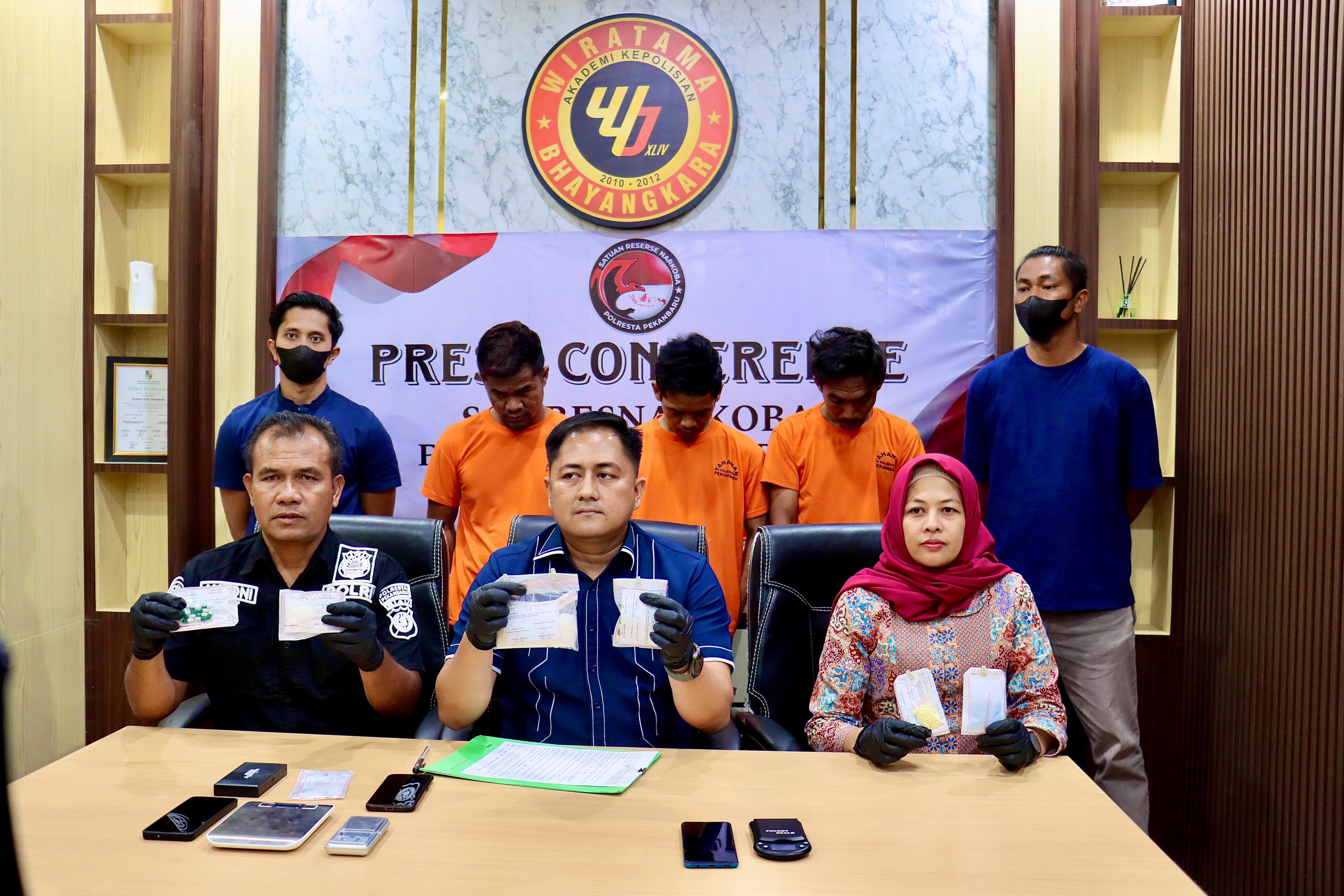 Plafon Rumah Jadi Tempat Penyimpanan, Kakak Adik Kompak Jual Sabu