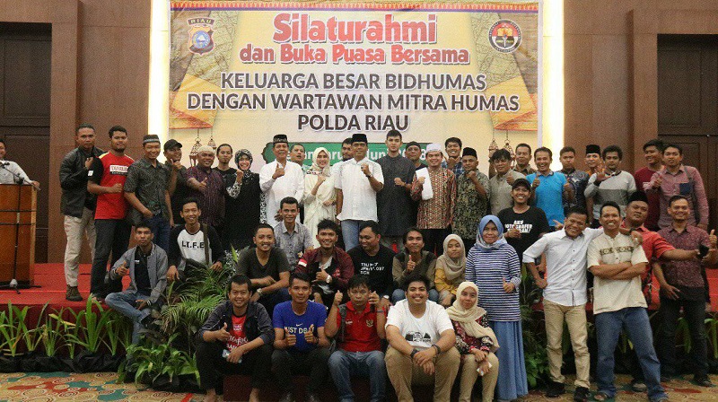 Penuh Kekeluargaan Hiasi Suasana Buka Bersama Humas Polda Riau dan Wartawan