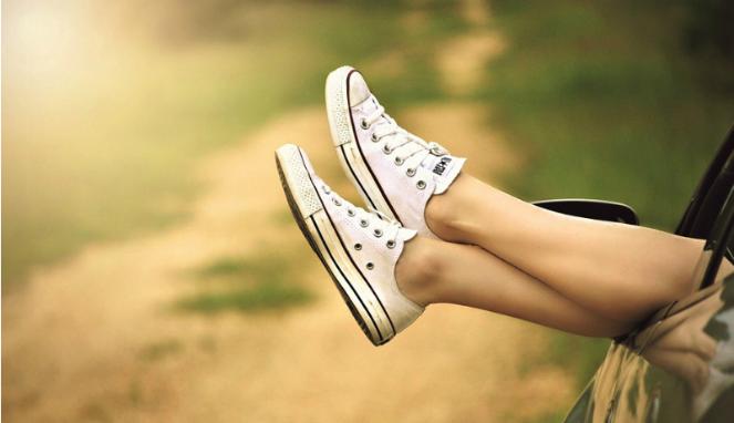 Bahaya Meletakkan Kaki di Dasbor Mobil