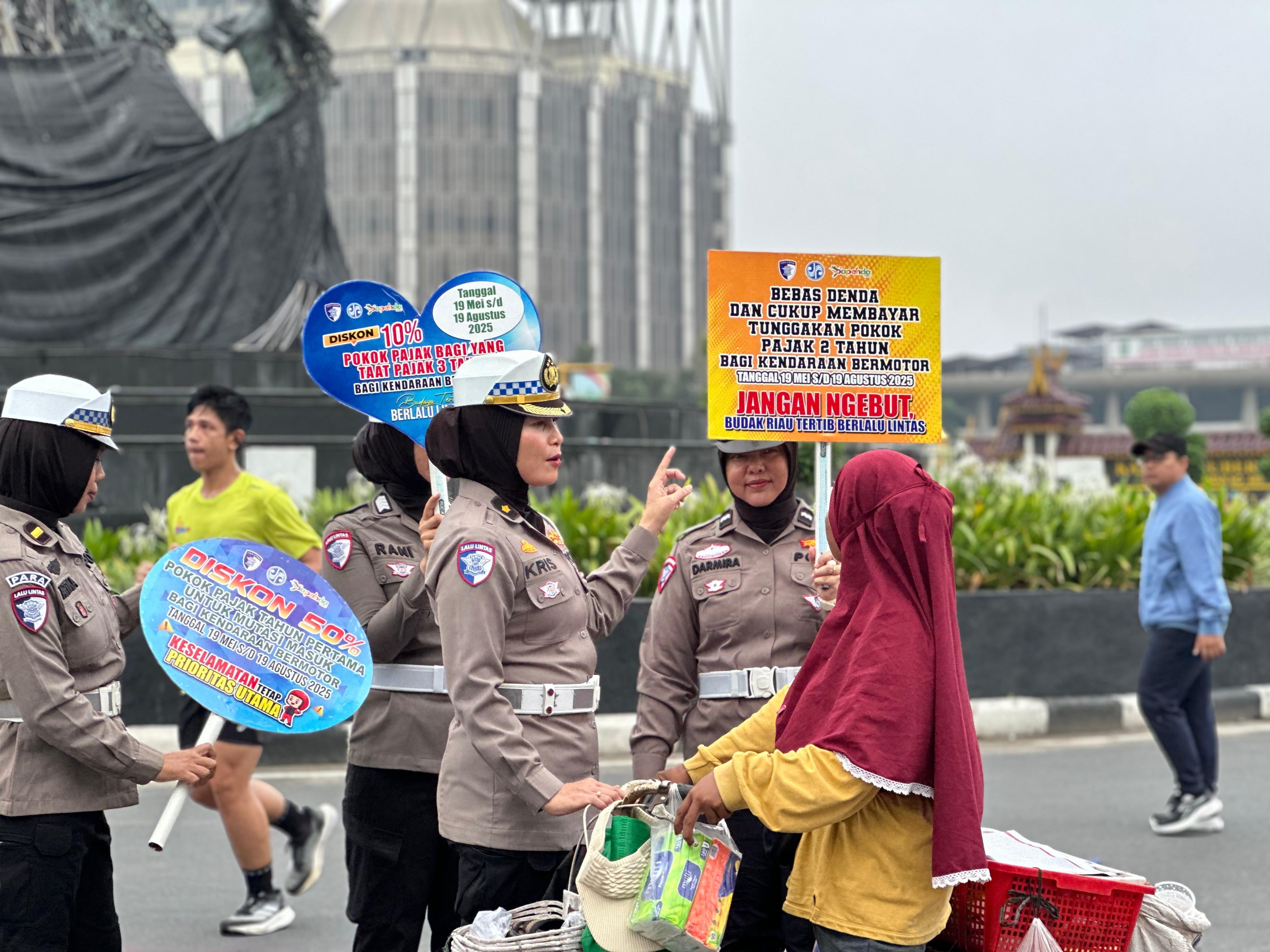 Polwan Ditlantas Polda Riau Gelar Kampanye Keselamatan di CFD Pekanbaru