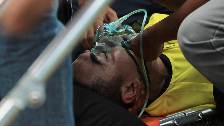 Pemain Semen Padang Riko Simanjuntak dan Tabung Oksigen untuk Menolong Choirul Huda