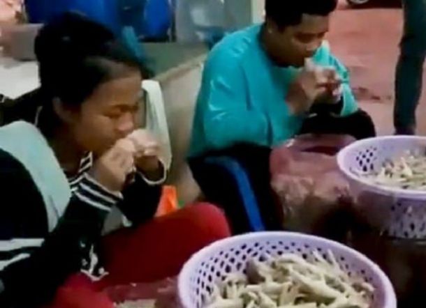 Duh! Karyawan Pabrik Ini Kupas Ceker Ayam Pakai Mulut
