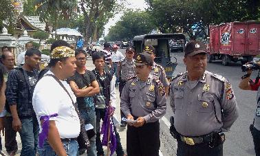 Tak Ada Izin, Demo Kader PDS di DPRD Pekanbaru Diusir Polisi