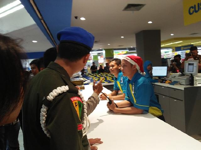 Tim Gabungan Gelar Razia Atribut Natal