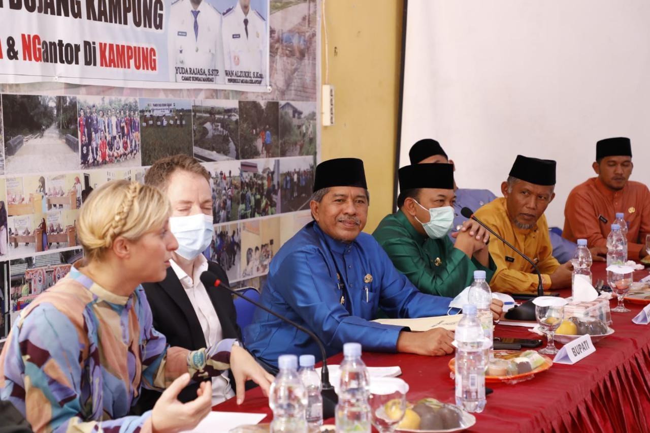 Dua Bule Belanda Ikut Jadi Pembicara di Acara Bujang Kampung Muara Kelantan